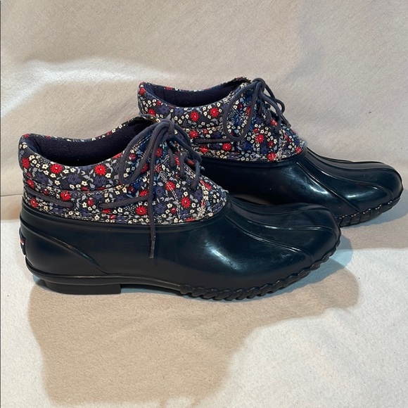 Tommy Hilfiger Shoes - Tommy Hilfiger Navy and Red Floral Winter Rain Boots Like New! Warm Waterproof